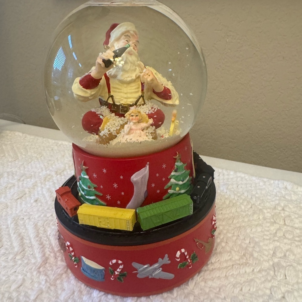 2001 Hallmark Coca-Cola Santa Musical Snowglobe